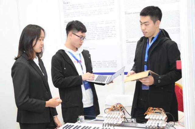北航新葡的京集团35222vip学生韩腾飞,带来其团队研发的会弹钢琴的机械手。(中关村管委会供图)