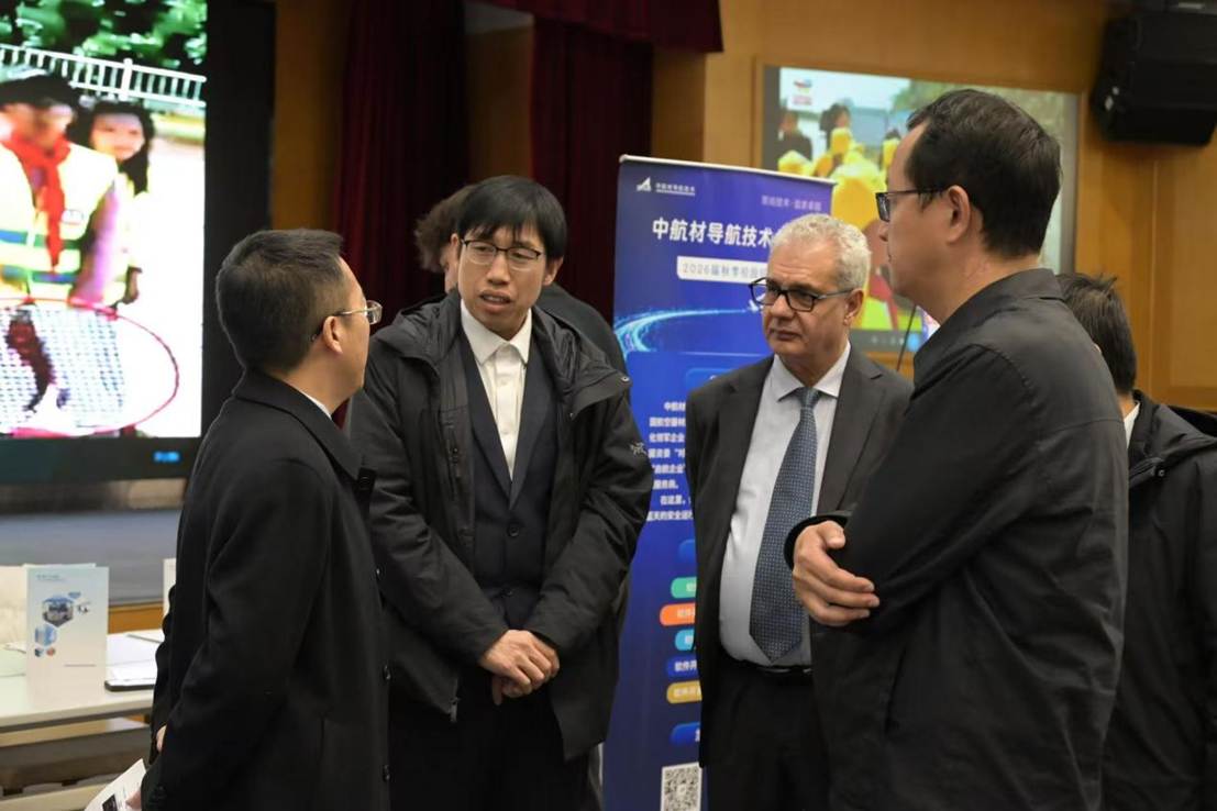 一群穿着西装笔挺的男子与配字 AI 生成的内容可能不正确。